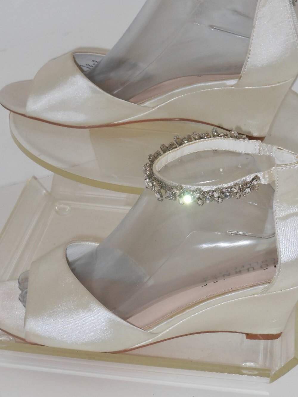 JOURNEE COLLECTION SATIN IVORY JEWELED ANKLE RHINESTONE SANDALS SIZE 9 MEDIUM